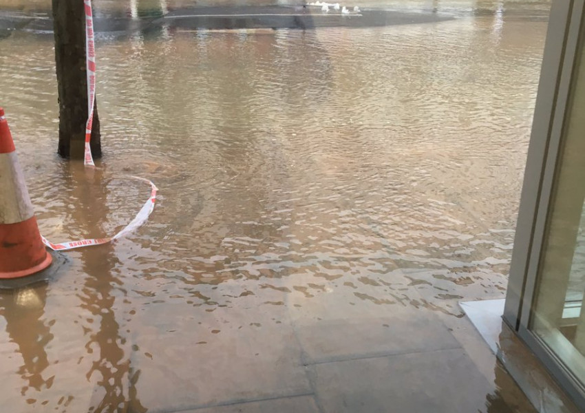 Пак наводнение в Лондон заради спукана тръба