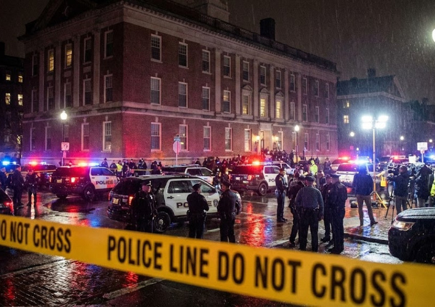 Масова стрелба в САЩ: Двама убити и девет ранени в Brown University, стрелецът все още е на свобода Масова стрелба в САЩ: Двама убити и девет ранени в Brown University, стрелецът все още е на свобода