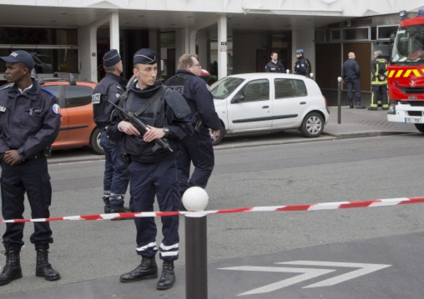 Кола се вряза в група военни в Париж