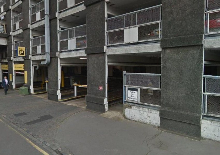 Тийнейджър в критично състояние след атака на паркинг в Южен Лондон