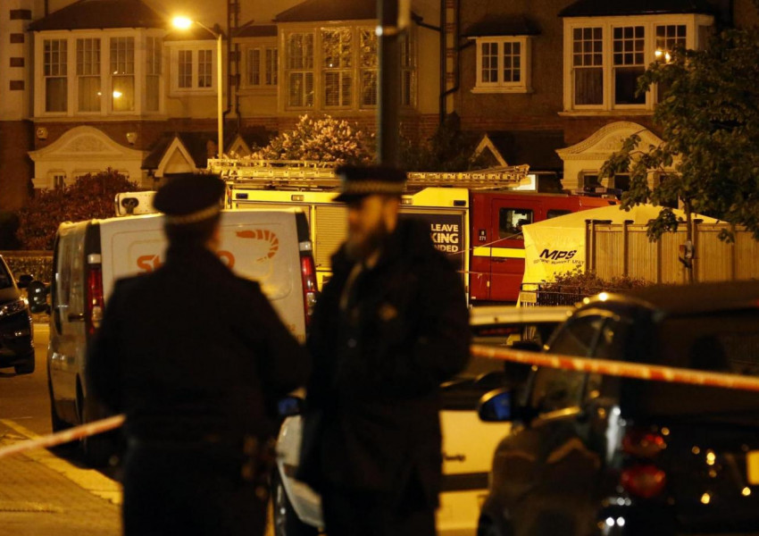 Младо момче убито при атака с нож пред лондонско училище