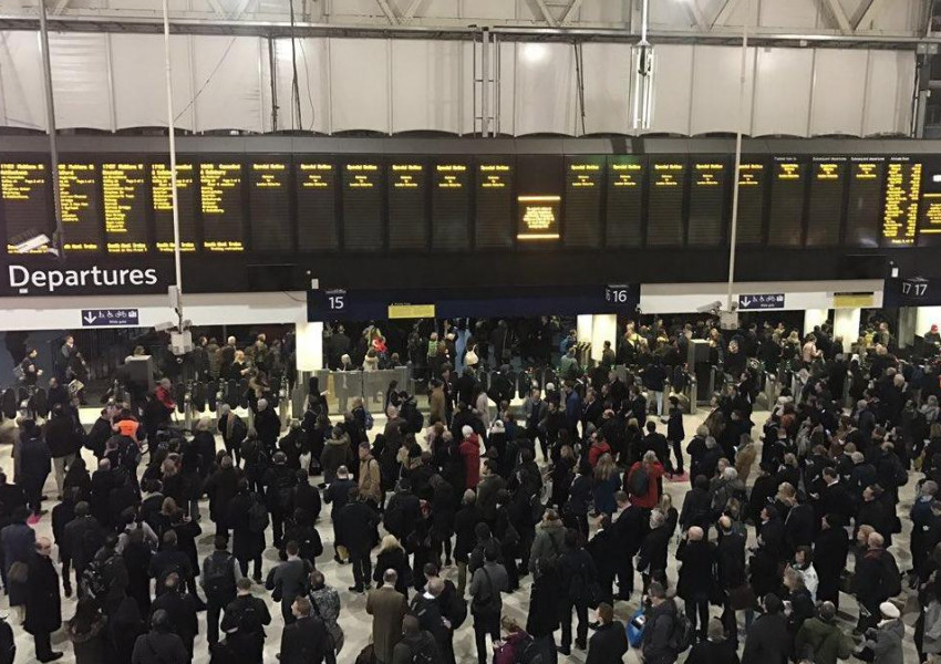 Влакове на метрото в Лондон блъснаха и убиха двама души