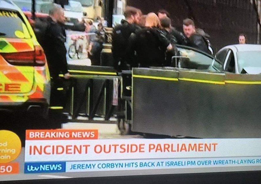Извънредно! Кола се вряза в бариерите пред Британския парламент (СНИМКИ+ВИДЕО)