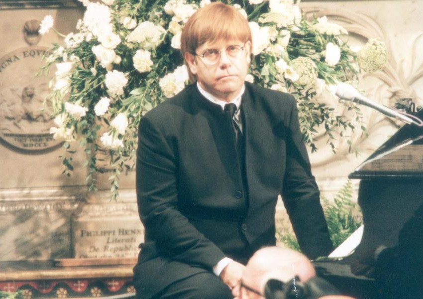 Защо Елтън Джон пее на погребението на принцеса Даяна?