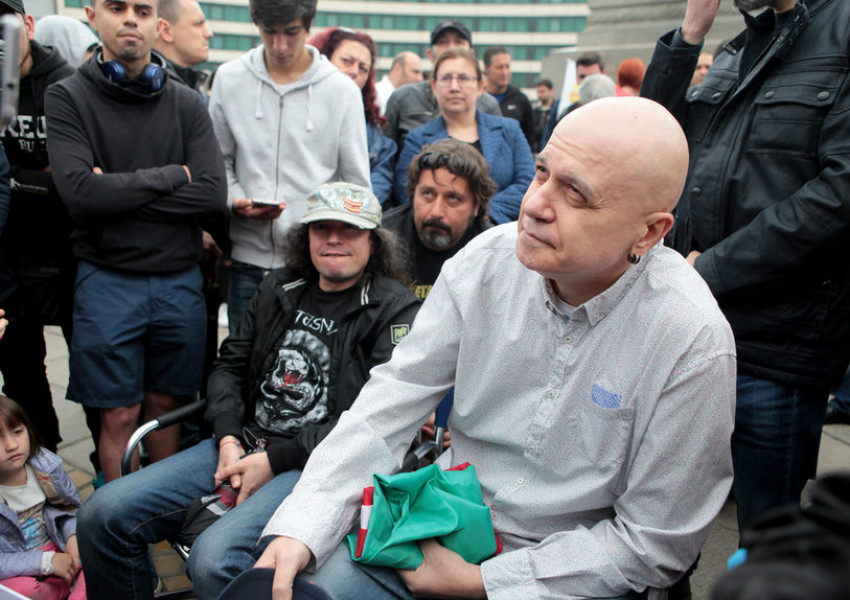 Шести ден Слави Трифонов протестира пред парламента