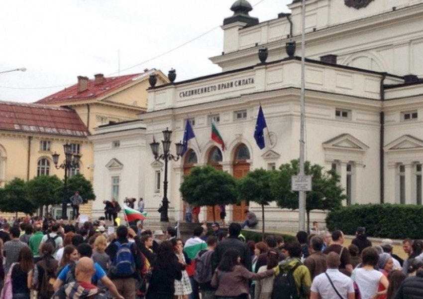 Близо 300 души се събраха на протеста пред Народното събрание