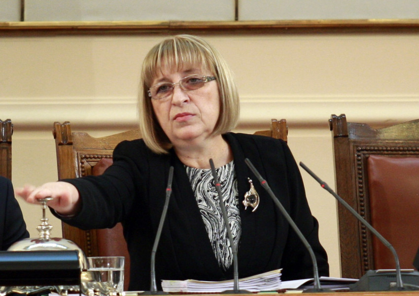 Цачева остава начело на парламента