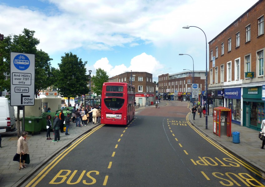 Автобус блъсна жена на оживена улица в Югоизточен Лондон