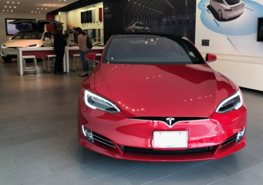 Автомобил на Tesla се самозапали в Китай