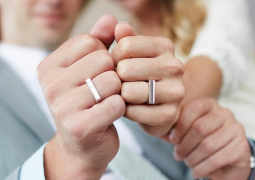 Защо носим брачната халка на безименния пръст