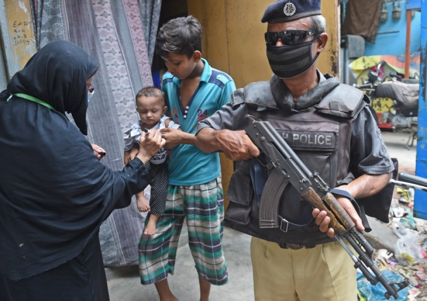 Убиха полицай който е охранявал медици поставящи ваксини на деца в Пакистан