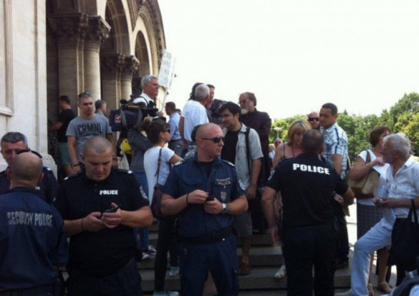 Масов бой и арести пред "Св. Александър Невски" в София