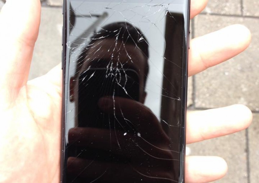 Българин счупи една от първите бройки на новия iPhone 7 (СНИМКА)