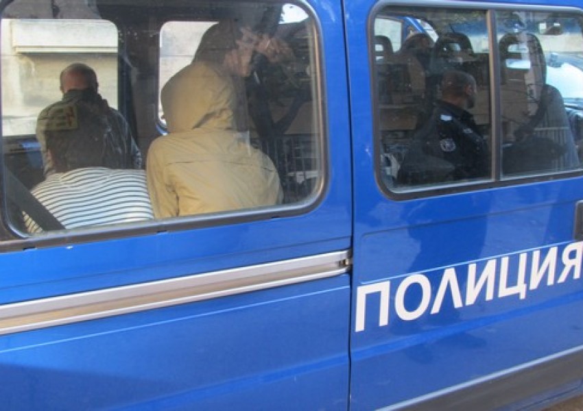 Заловиха 39 нелегални мигранти в микробус край Бургас