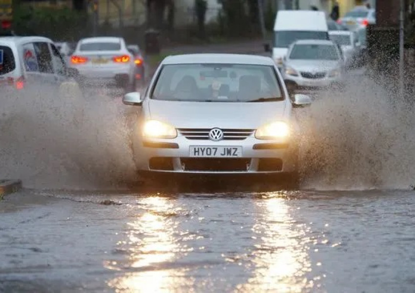 Силни дъждове нарушиха автомобилния и железопътен трафик във Великобритания