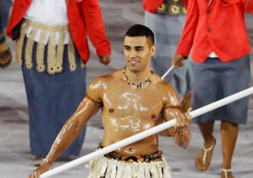 Голият знаменосец от Тонга - големият хит на откриването на Олимпиадата (СНИМКИ)