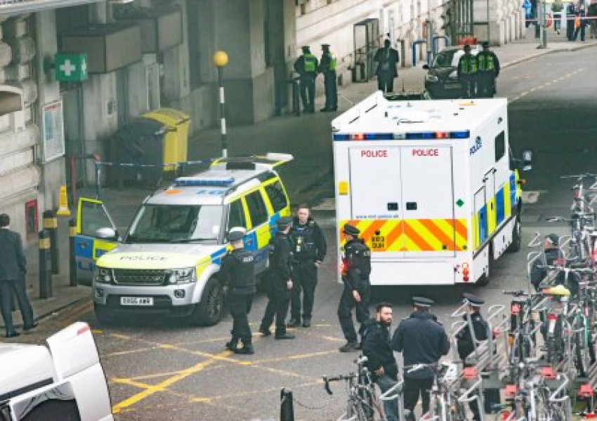 Откриха три самоделни бомби в Лондон (СНИМКИ)
