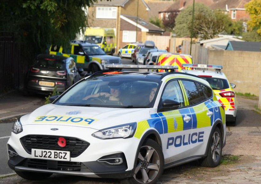 Лондон: Трима младежи бяха простреляни в Илфорд, двама са починали на място, третият е в критично състояния с опасност за живота