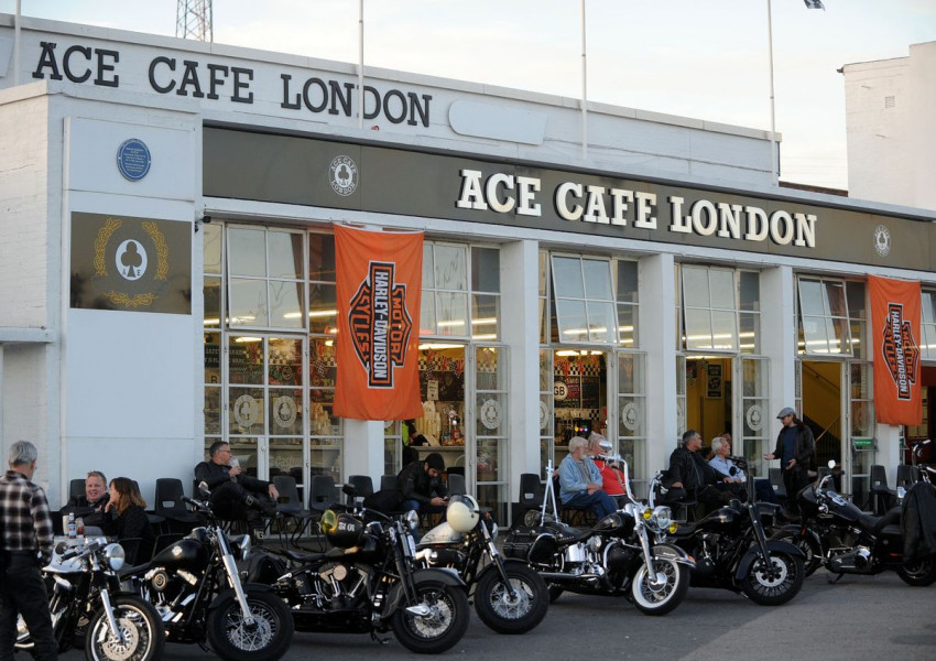 Легендарното Ace Cafe, събира лондонските рокери от почти век. (СНИМКИ)