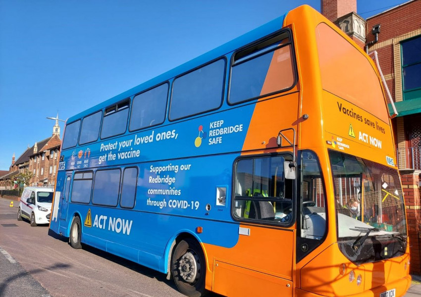 Лондонски двуетажен автобус изпълнява функциите на мобилен имунизационен център