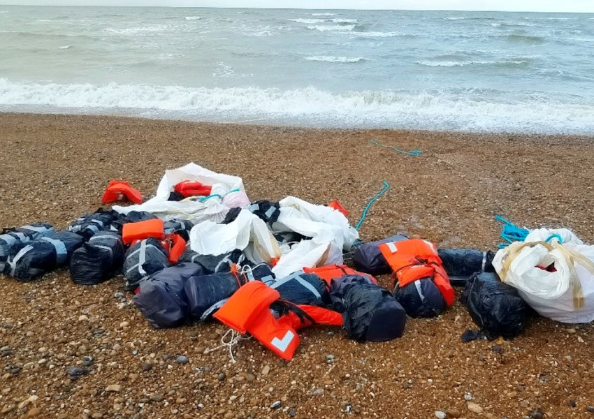 Морето изхвърли кокаин за 100 млн. паунда на британски плаж
