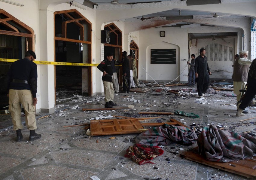 Кървав ужас в Пакистан: Десетки загинали и ранени при взрив в джамия
