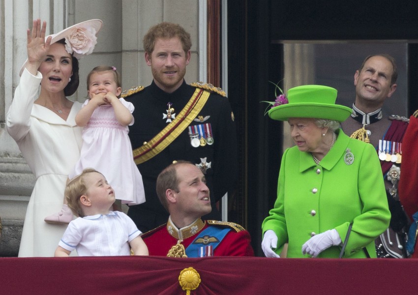 Моментът, когато кралица Елизабет II смъмри принц Уилям