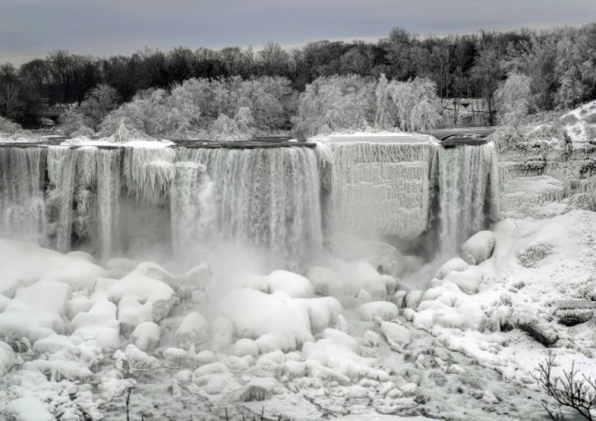 Ниагарският водопад замръзна (СНИМКИ)