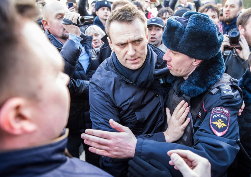 Политикът Алексей Навални го чака затвор ако не се върне в Русия