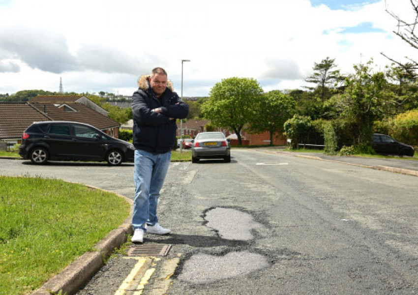 Англичанин поиска общината да плати ремонта на автомобила му, заради дупките по пътищата. 