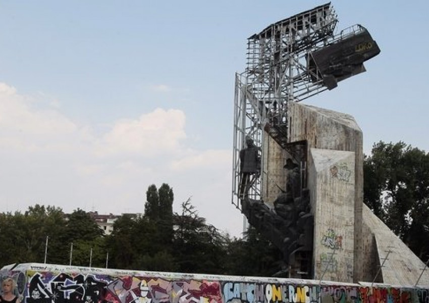 Събарят паметника "1300 години България" пред НДК