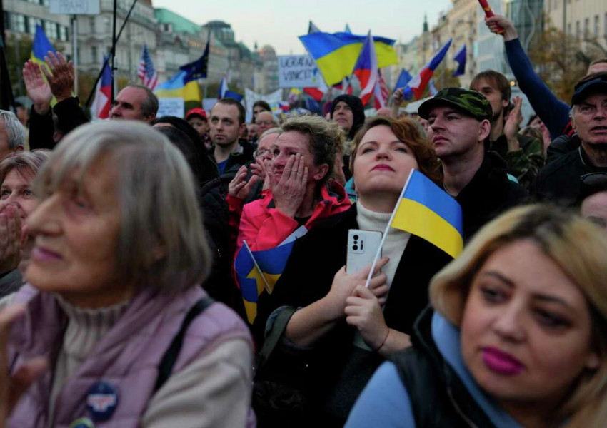 В Чехия се проведе многолюдна демонстрация в подкрепа на Украйна, митингуващите носеха украински, европейски и чешки знамена..