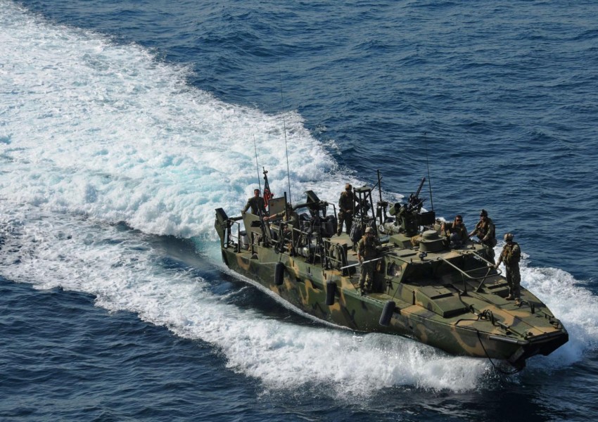 Иран задържа два американски кораба