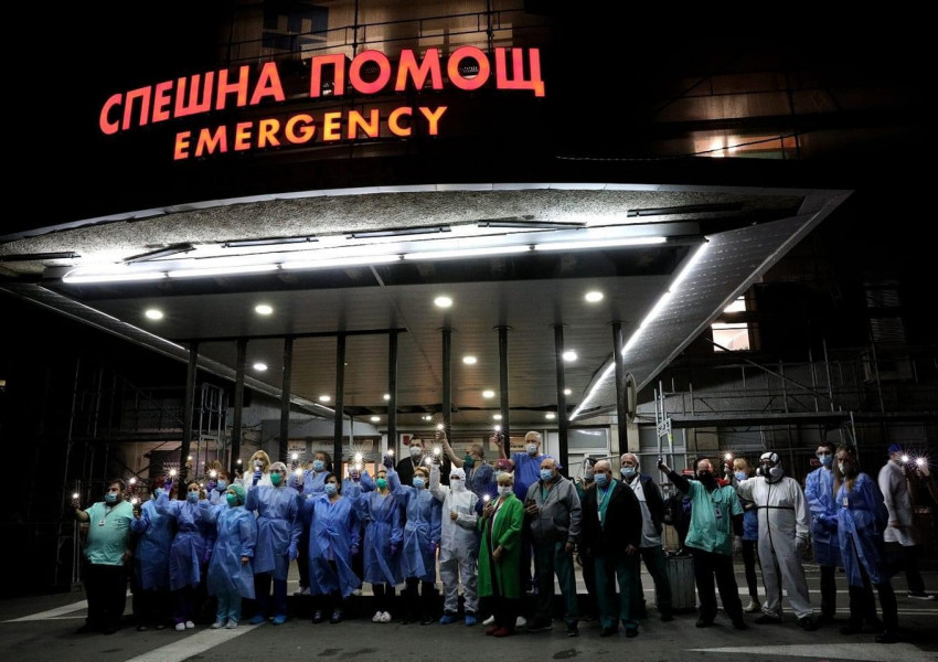 Медици от София излязоха пред болниците с призив за спазване на противоепидемичните мерки!