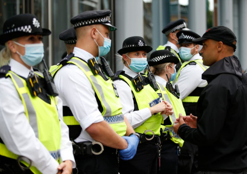 Met Police "обмисля неутрални по отношение на пола униформи"