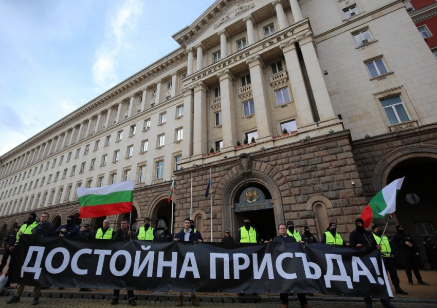 Демонстранти опитаха да влязат в сградата на Министерски съвет