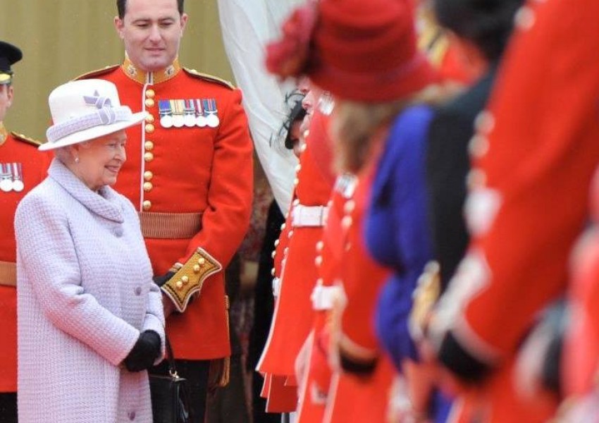 Охранител на Кралицата хванат в употреба на дрога