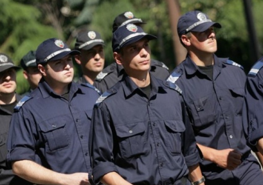 Полицаите ще взимат по-малко заплати накуп при пенсиониране