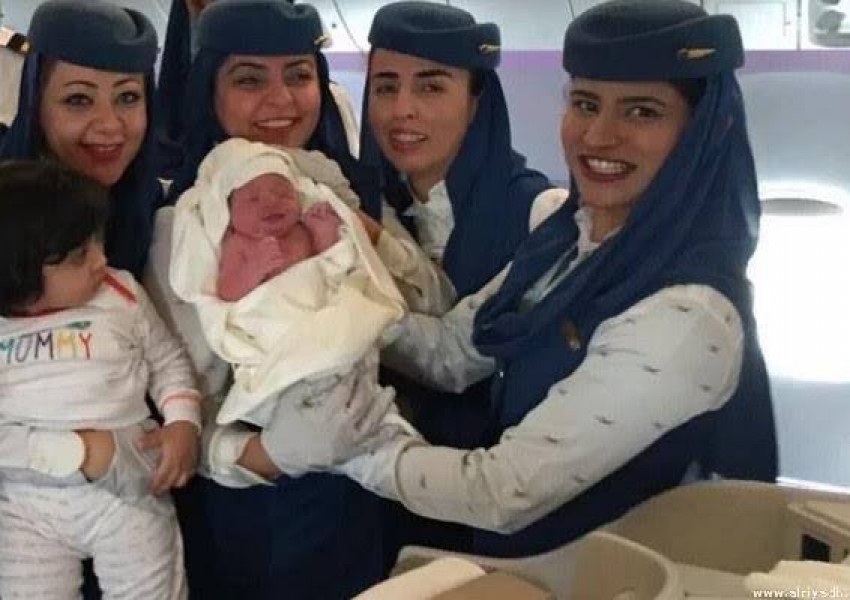 Стюардеси изродиха бебе в самолет, кацнал извънредно на "Хийтроу" (СНИМКА)