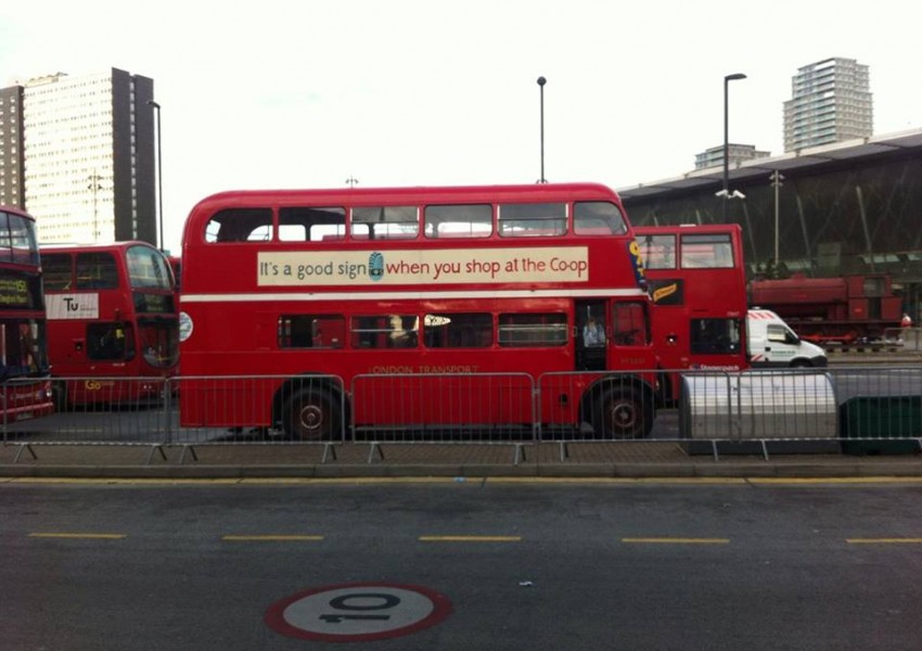 Стачка на шофьорите спря автобус 25 в Източен Лондон (СНИМКИ)