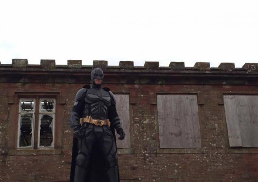 Мъж в костюм на Батман преследва "клоуни убийци" в Къмбрия (СНИМКИ)