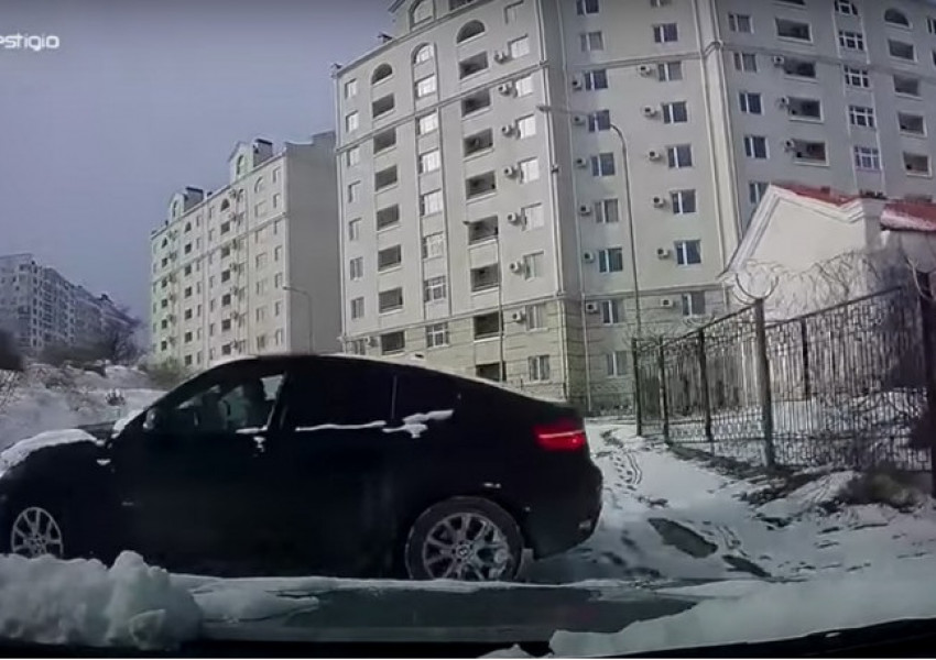 Вижте как шофьор избягва сблъсък, след като насрещно движещото се БМВ X4, поднася на сняг! (ВИДЕО)