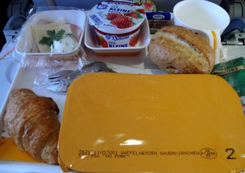 Защо не трябва да се храним по време на полет