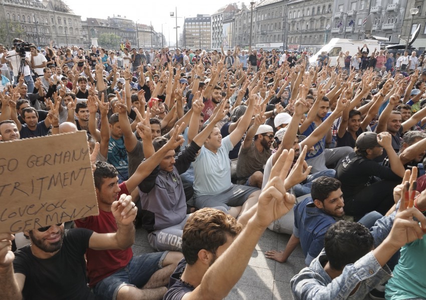 Брюксел: ЕС е длъжен да прогонва мигрантите без право на престой