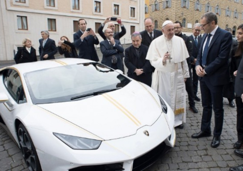 Продадоха на търг Lamborghini-то на папата