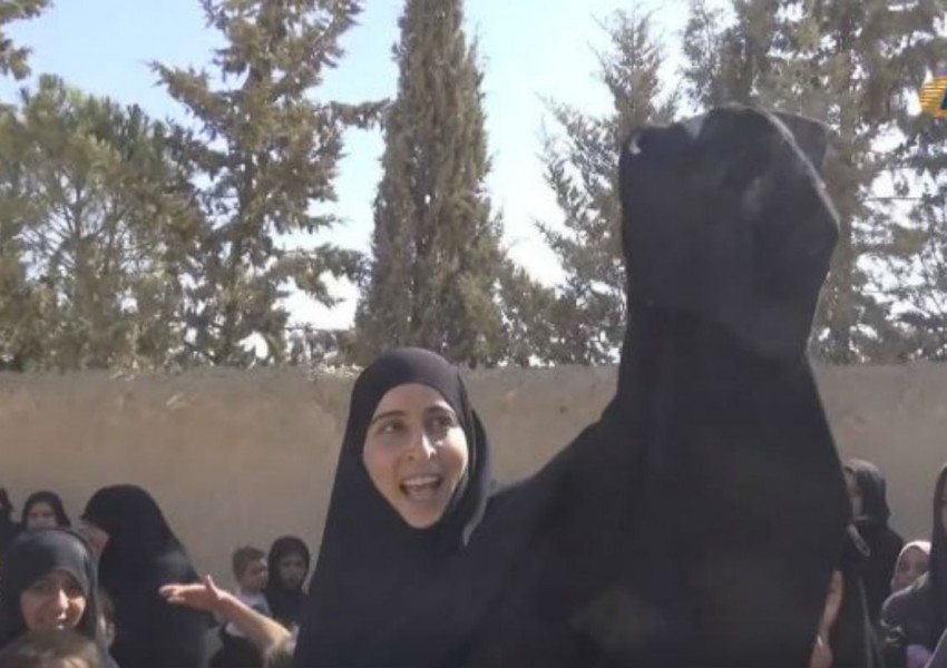 Сирийски жени, освободени от "Ислямска държава", горят бурките си (ВИДЕО)