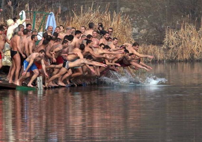 А те продължават да скачат в ледените води