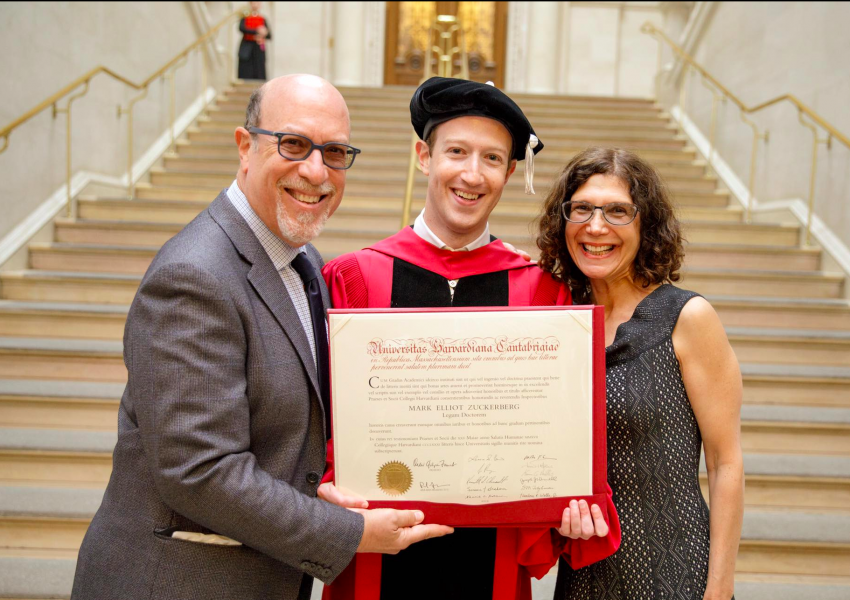 Марк Зукърбърг се дипломира!
