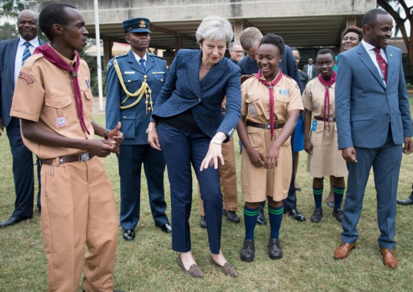 Тереза Мей пак се отдаде на луди танци (ВИДЕО)