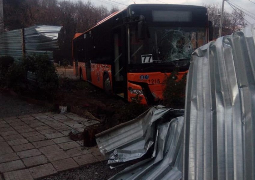 Автобус на градския транспорт в София се заби в къща 